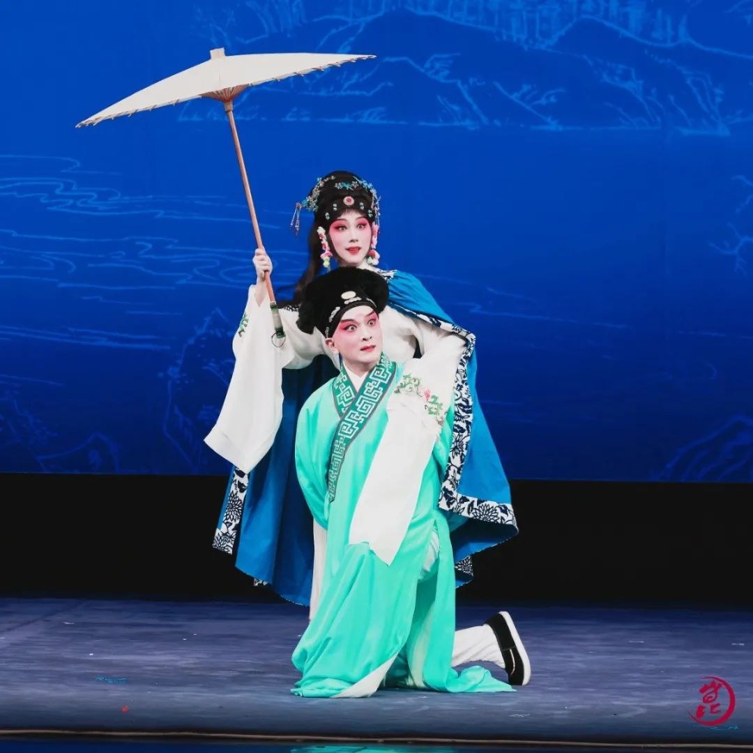 昆剧《占花魁》演出照(执伞之场面)