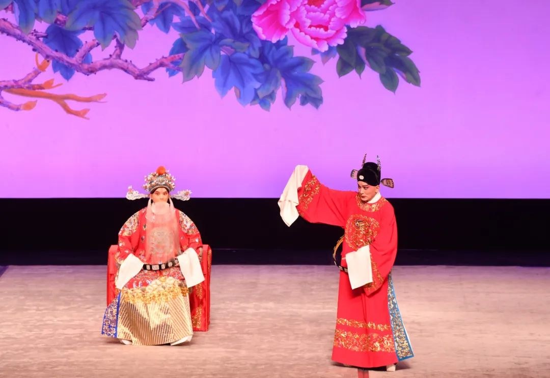昆剧《墙头马上》演出照（华冠长髯者与红袍者对戏）