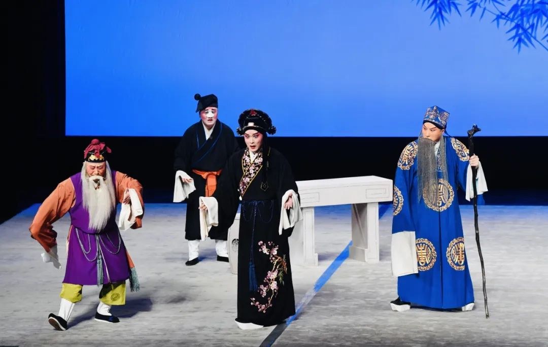 昆剧《墙头马上》演出照（四人同台，含白髯老者）