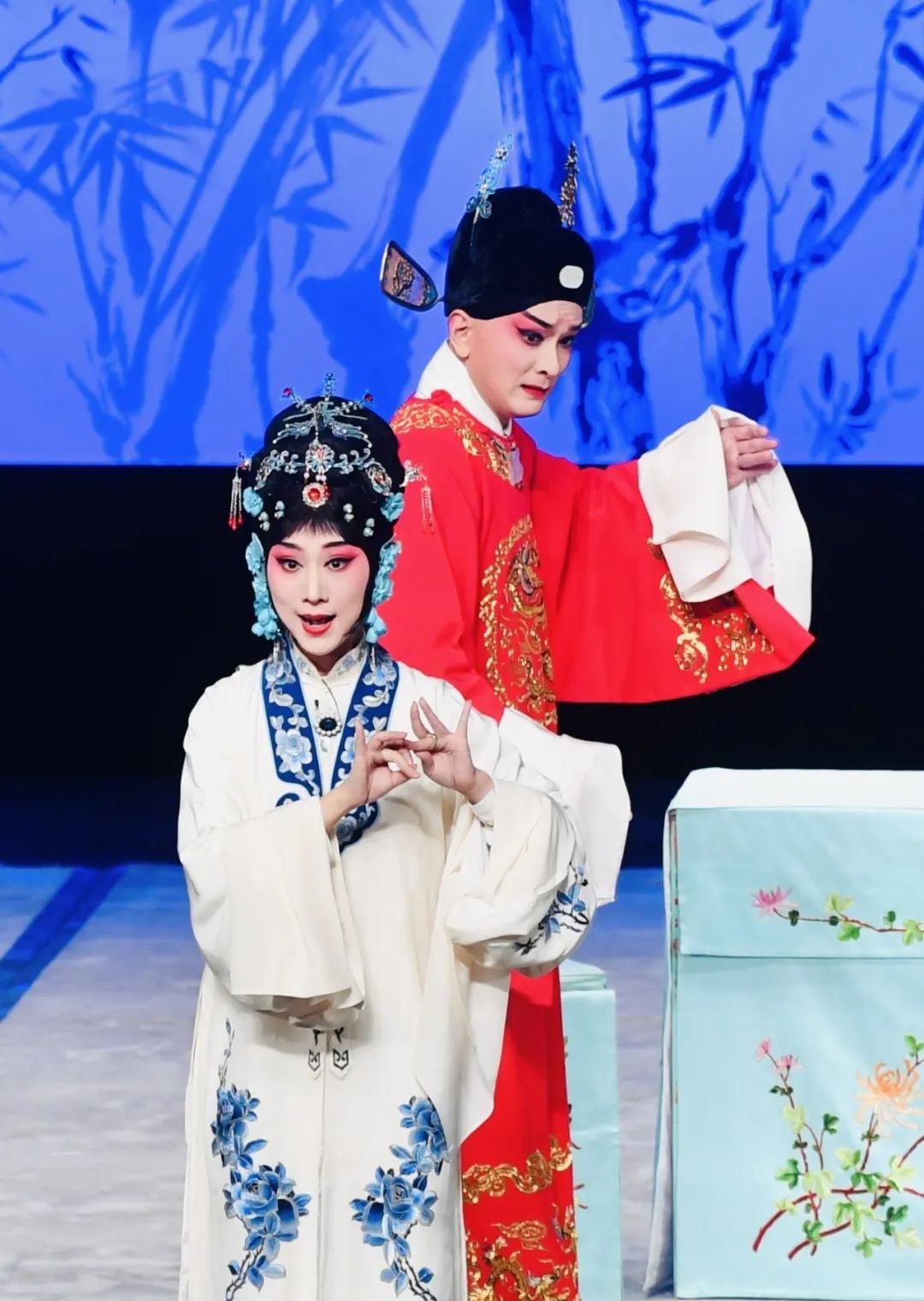 昆剧《墙头马上》演出照（生、旦对戏）
