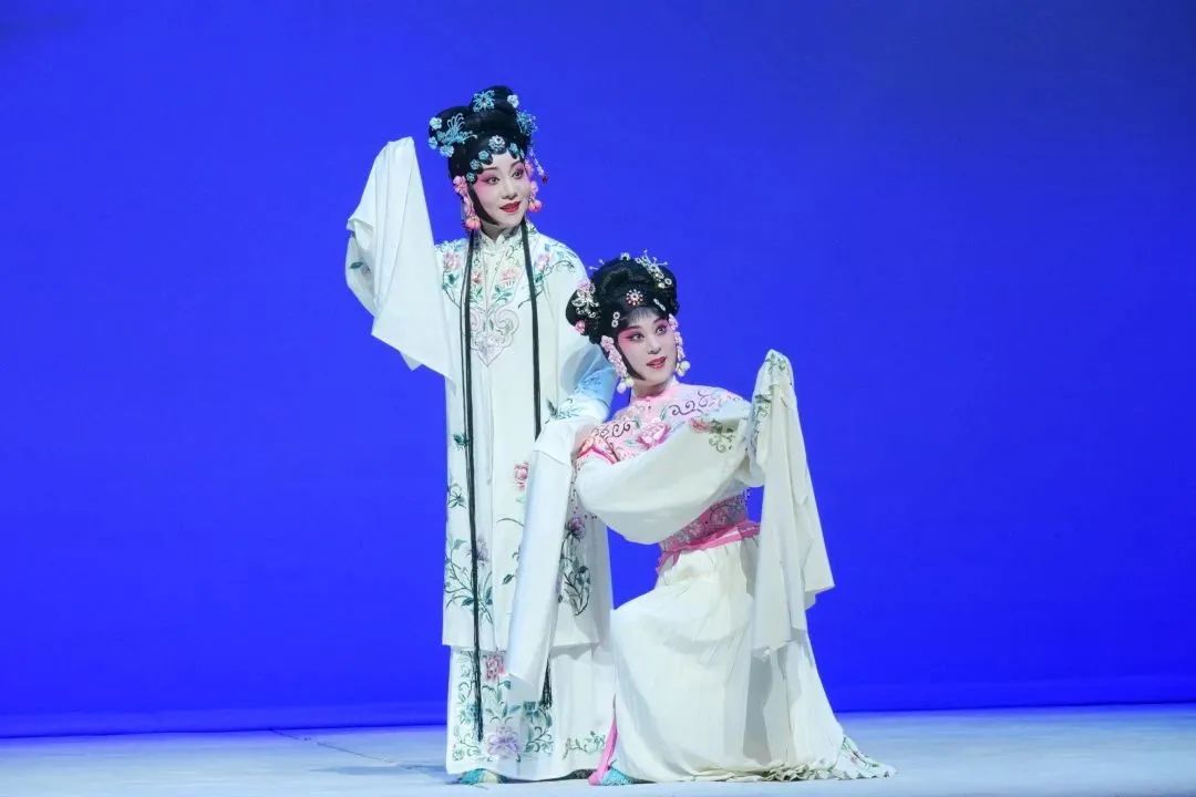 昆剧《拜月亭记》演出照(两名旦角同台)
