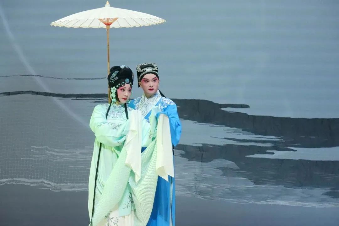 昆剧《拜月亭记》演出照(生、旦同持一伞)