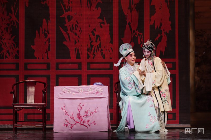 昆剧《1699·桃花扇》演出剧照(生旦对坐叙话)