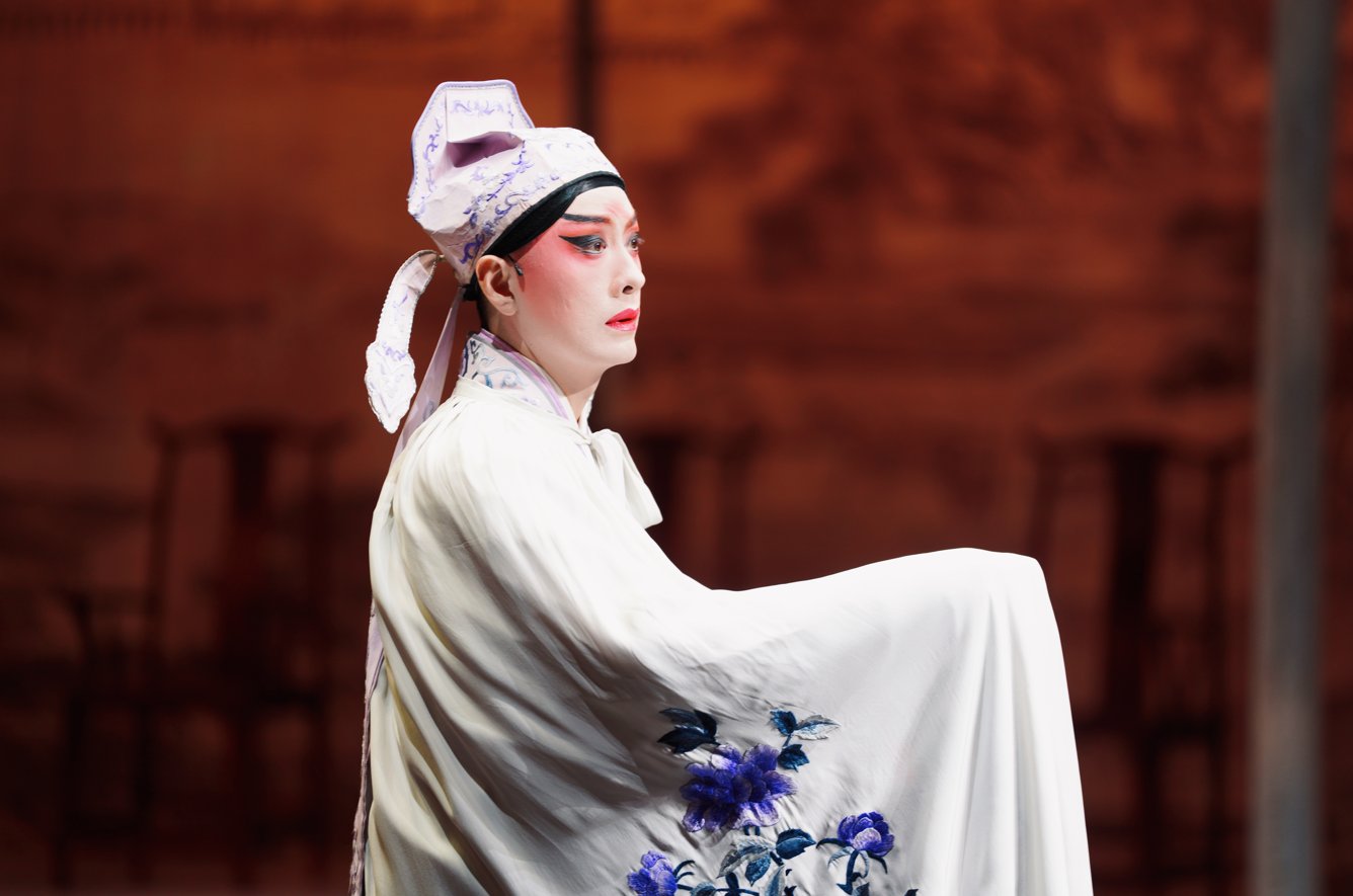 昆剧《1699·桃花扇》演出剧照(巾生持扇)