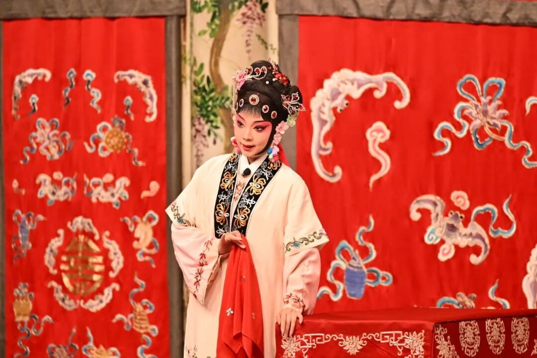 昆剧《水浒记·借茶》演出照（阎婆惜）