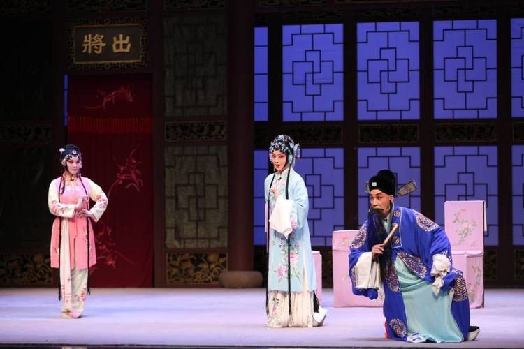 昆剧《满床笏》演出照（官员跪拜）