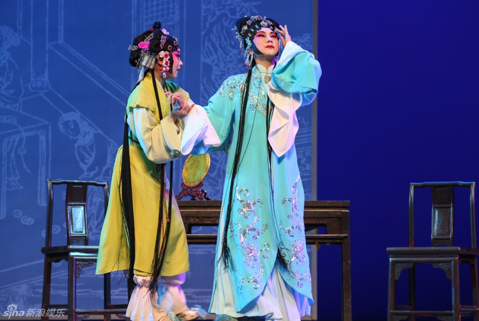昆剧《紫钗记》演出照（两名旦角同台）