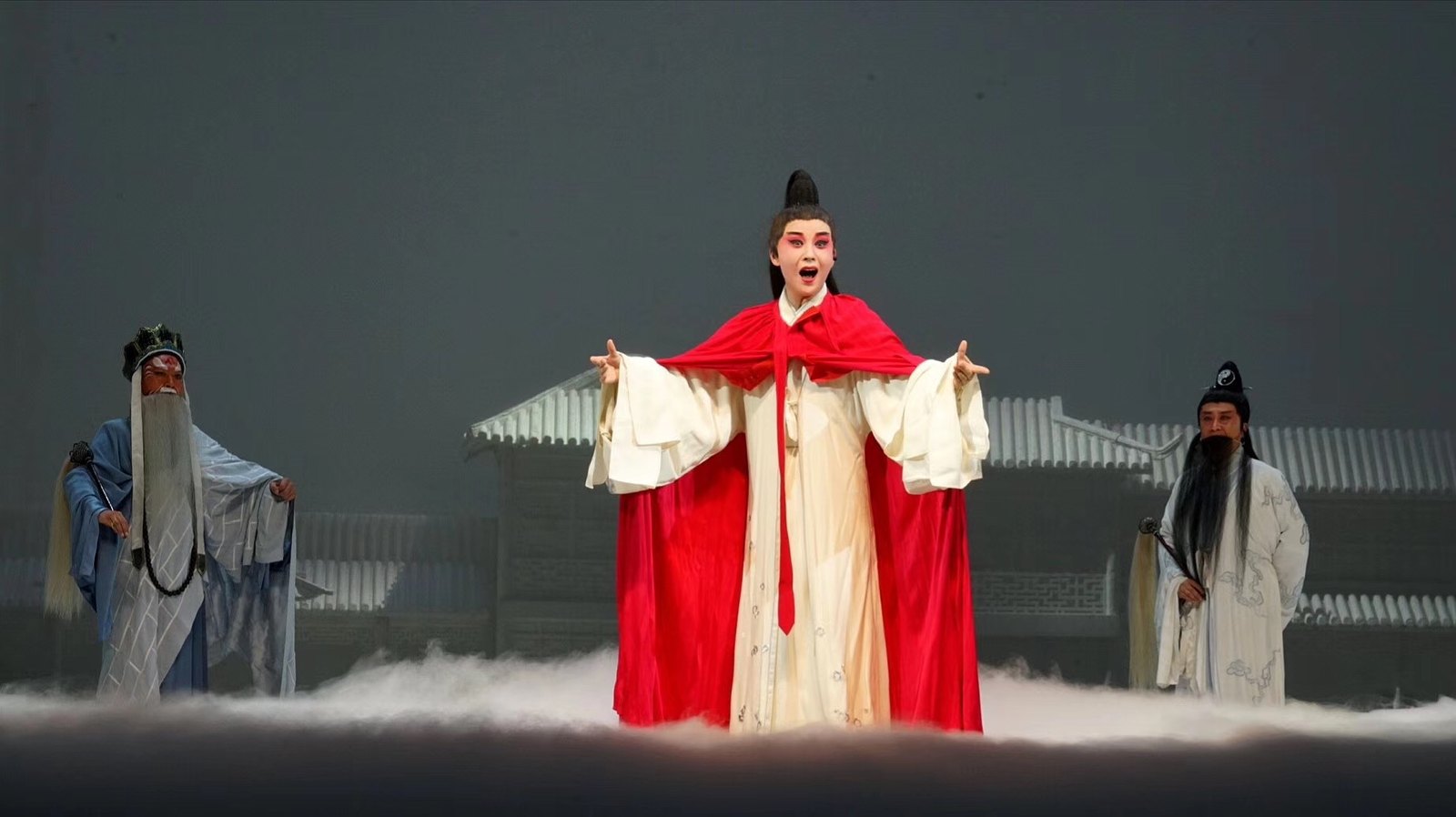昆剧《红楼梦》演出照(生、旦与挂髯老者同台)