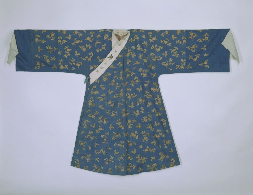 故宫博物院藏清代褶子(蓝色缂丝金海棠蝶纹褶子)