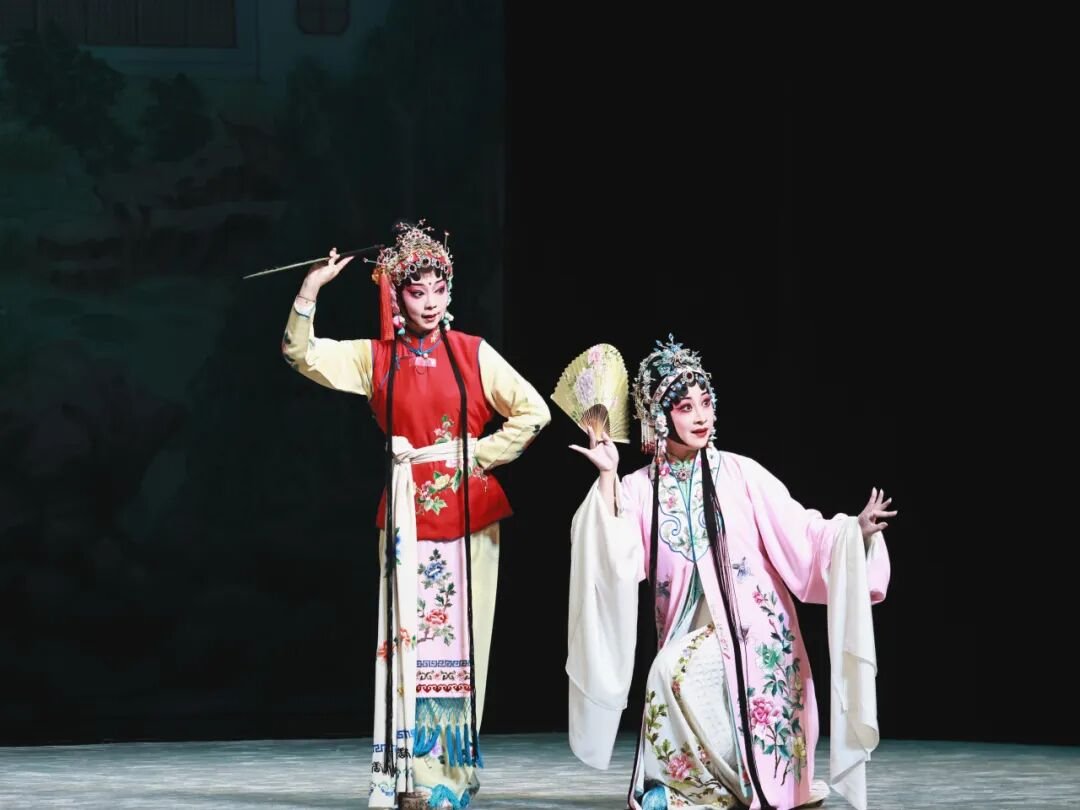 昆剧《牡丹亭》演出剧照（持扇身段）