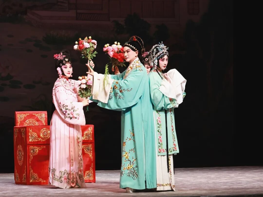 昆剧《牡丹亭》演出剧照（舞台道具花枝与箱笼）