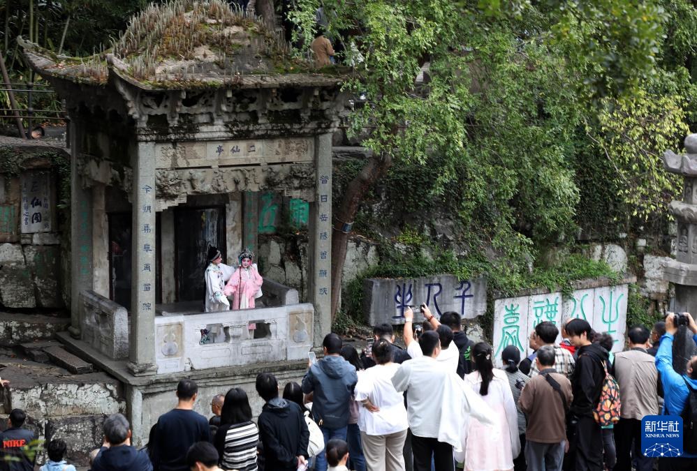 第二十五届虎丘曲会演出(苏州虎丘山景区)