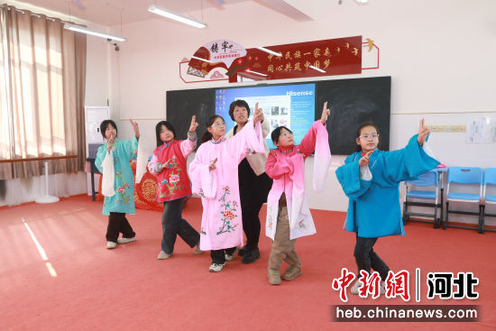 高阳河西村学生练习戏曲基本功(2024年)