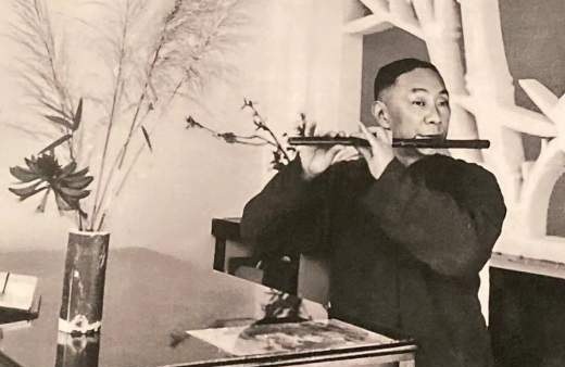 俞振飞吹笛留影（1940年代）