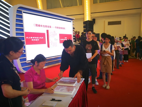 周雪华在上海书展讲述译谱（新民晚报摄）