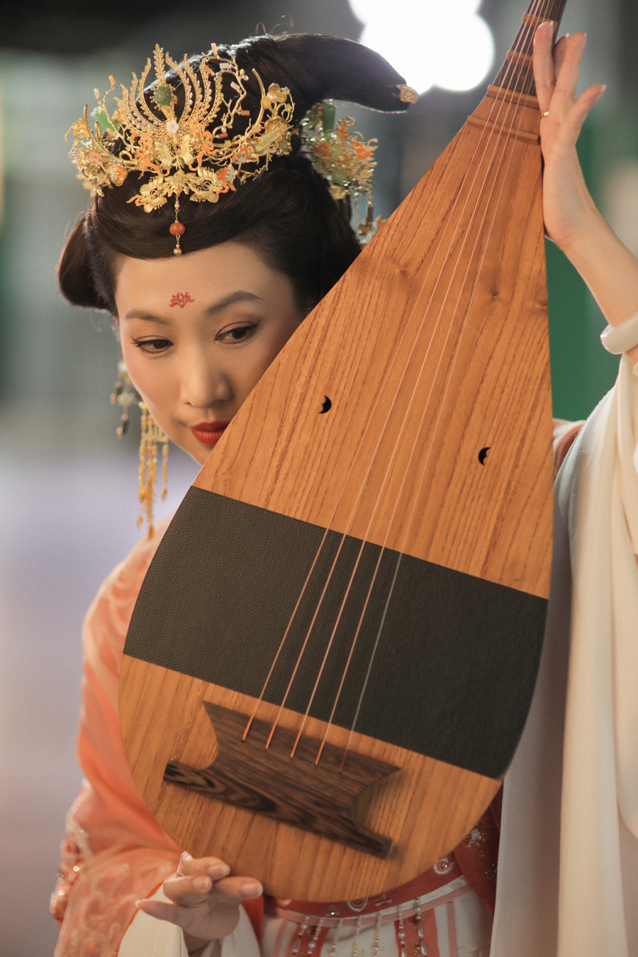 新古典主义昆剧《琵琶行》剧照（倩娘抱琵琶）