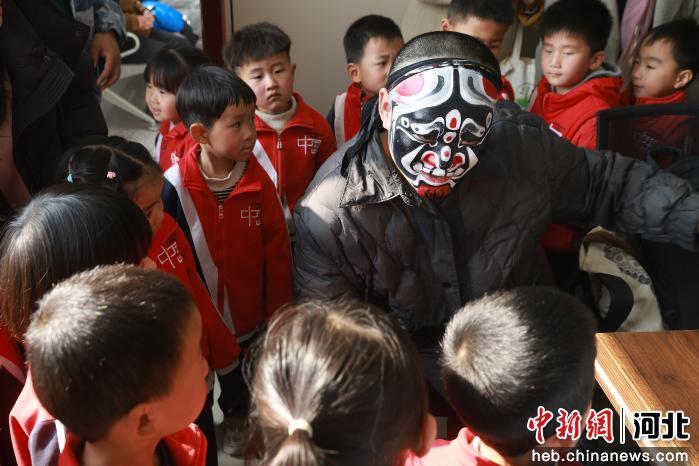 北方昆曲剧院在河北高阳河西村寻根演出(演员与小学员互动)