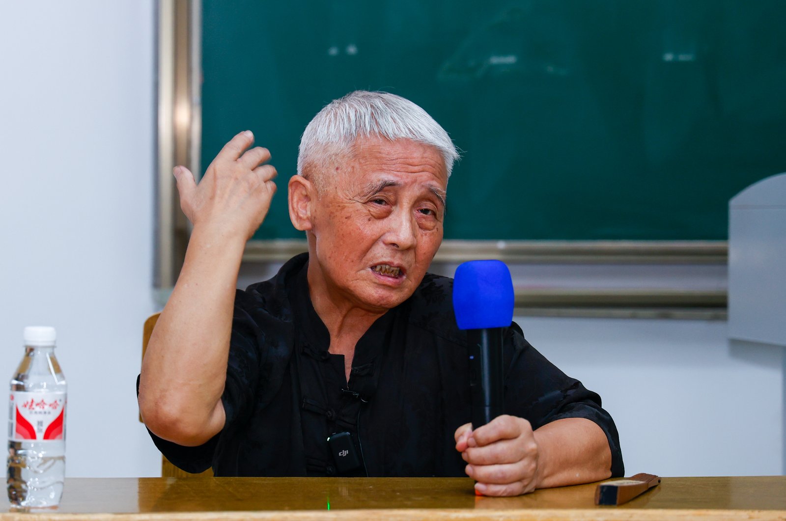 张寄蝶在江苏戏曲丑行表演人才培训班讲课(2024年·新华日报)