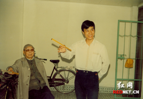 俞振飞向张富光传授大官生《长生殿》(历史照)