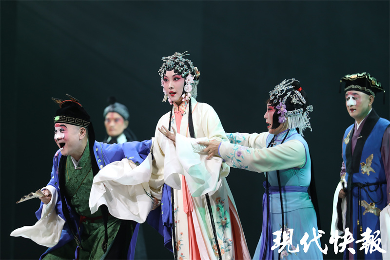 昆剧《林冲》剧照（群场·江苏省苏州昆剧院）