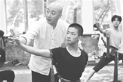 林为林指导年轻演员排练