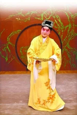 汪世瑜(冠生扮相剧照·手捧笏板)
