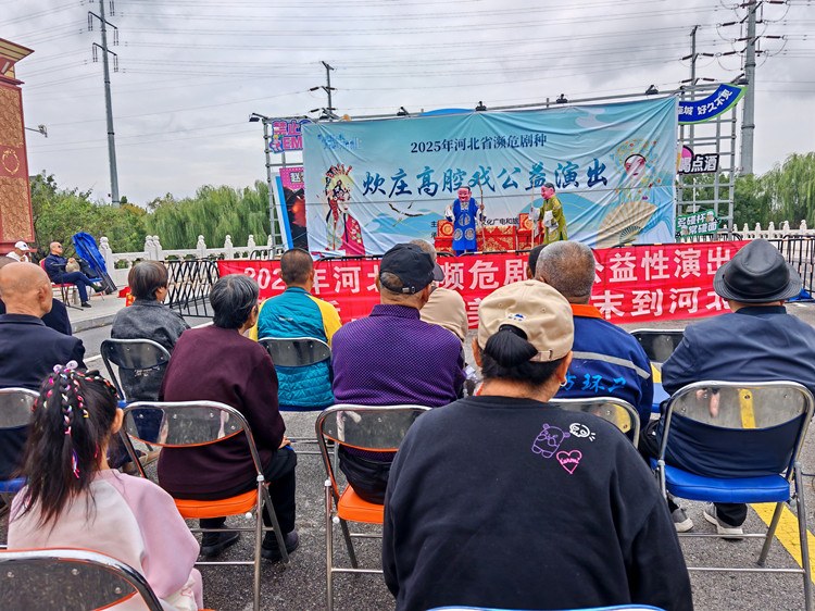 炊庄高腔戏在廊坊市御龙河公园演出(台前近景)