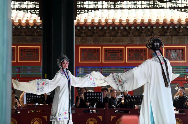 昆曲《牡丹亭》演出(故宫畅音阁,台侧乐师)