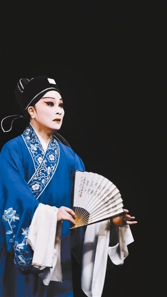 石小梅小生扮相剧照（蓝戏衣·手执折扇）