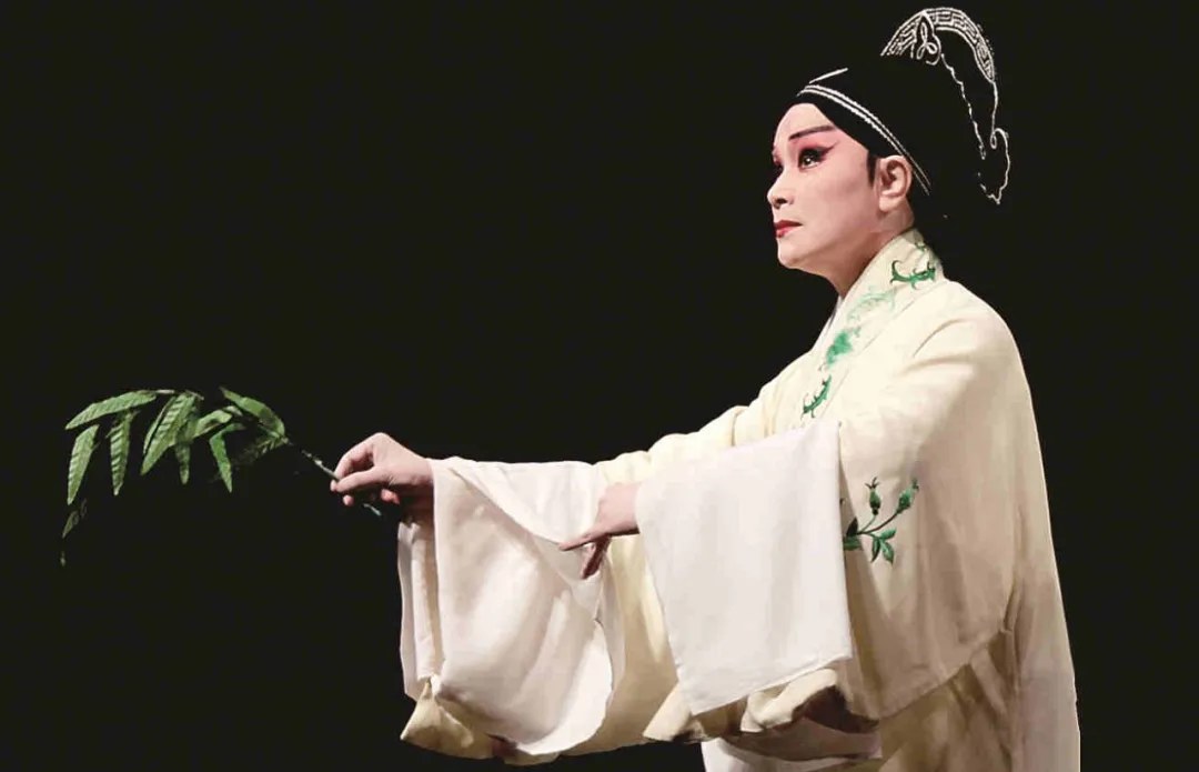 石小梅小生扮相剧照（白色戏衣·手执柳枝）