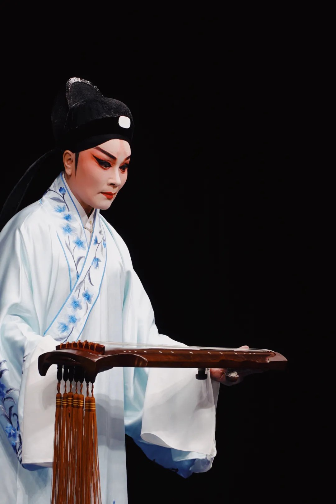 石小梅小生扮相剧照（身侧设琴案）